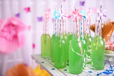 saman ile içki şişesi