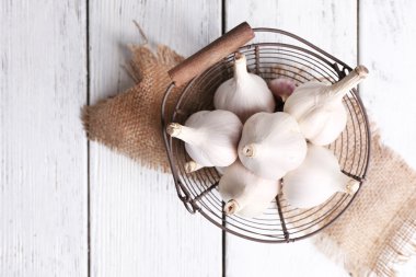 sepeti ahşap zemin üzerinde taze sarımsak