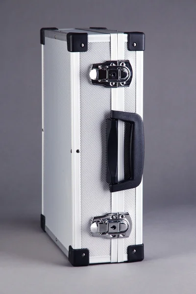 Stříbrný kufr na grey — Stock fotografie
