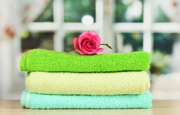 Towels with fragrant flower — Stock Photo, Image