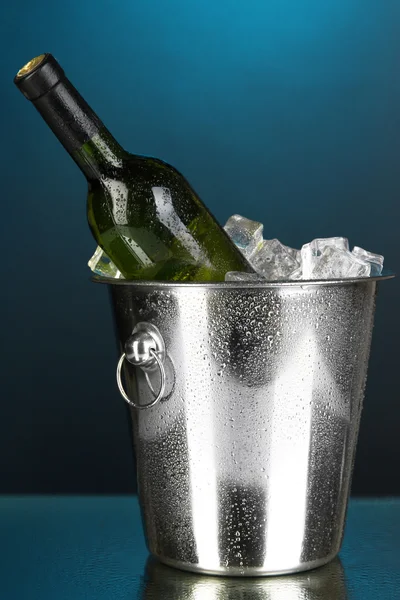 Garrafa de vinho em balde de gelo — Fotografia de Stock