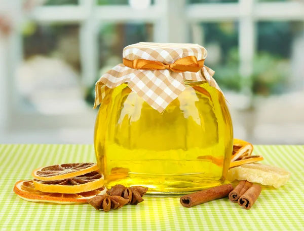 Kavanoz bal ve kurutulmuş limon — Stok fotoğraf