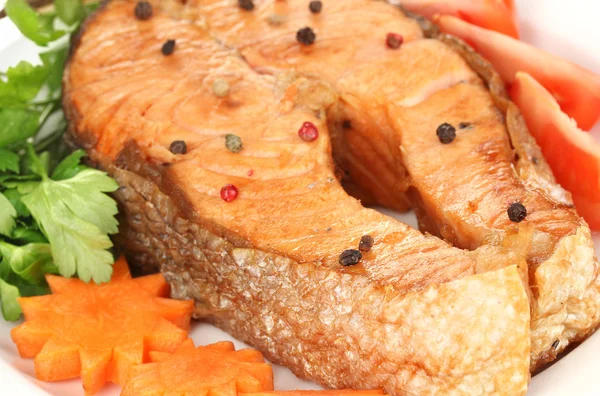 Salmão grelhado apetitoso com limão e legumes de perto — Fotografia de Stock