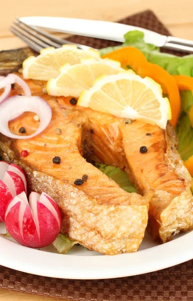 Appetizing grilled salmon with lemon and vegetables close up — Stock Photo, Image