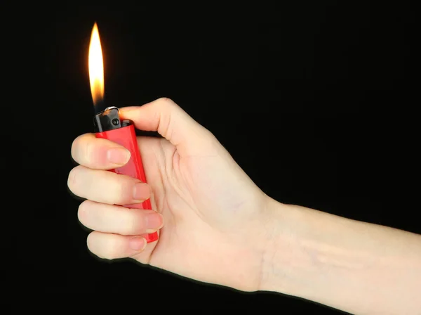 Encendedor ardiente en mano femenina — Foto de Stock