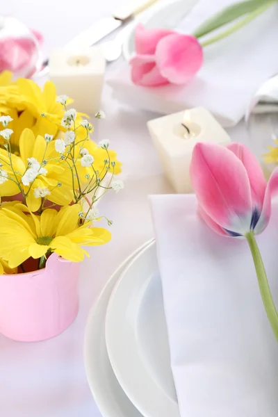 Apparecchiatura della tavola con fiori primaverili — Foto Stock