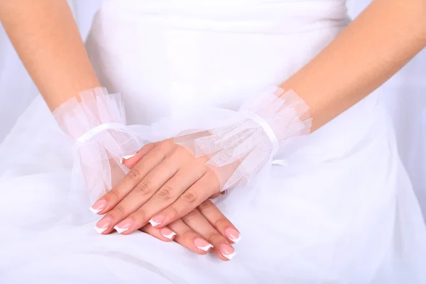 Guantes de boda en las manos — Foto de Stock