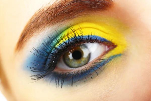 Schönes Auge mit hellem Make-up — Stockfoto