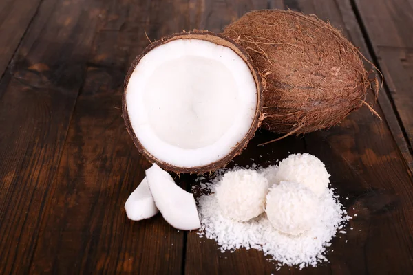 Nefunkční kokosový na dřevěné pozadí — Stock fotografie