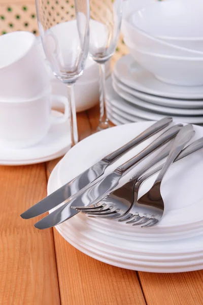 Set di piatti bianchi sulla tavola primo piano — Foto Stock