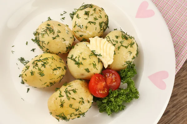 Jonge gekookte aardappelen op tafel, close-up — Stockfoto