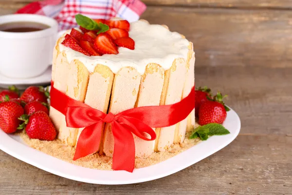 Tasty cake Charlotte with fresh strawberries on wooden table — Stock Photo, Image