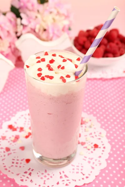 Délicieux milk-shake sur la table — Photo