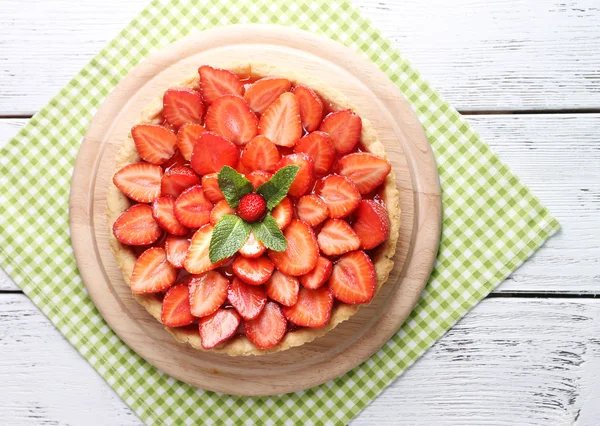 Aardbeientaart op houten ondergrond — Stockfoto