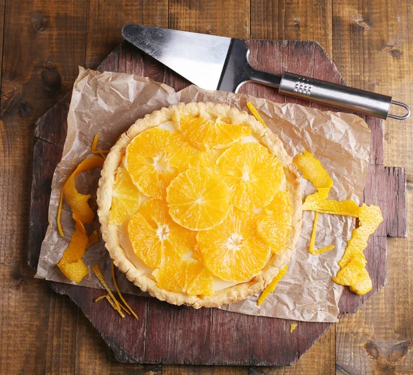 Crostata all'arancia fatta in casa su sfondo di legno — Foto Stock