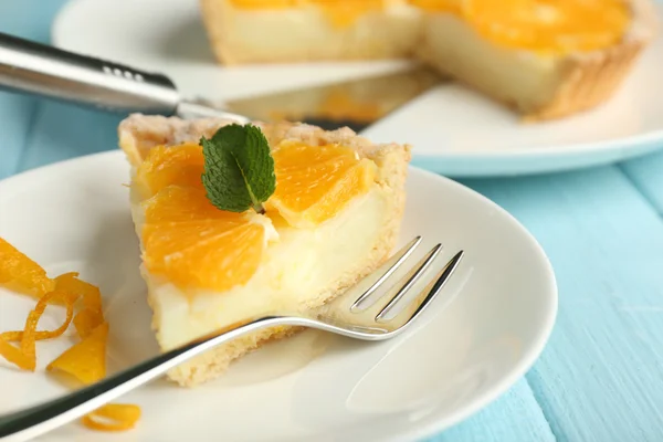 Tarta de naranja casera en el plato — Foto de Stock