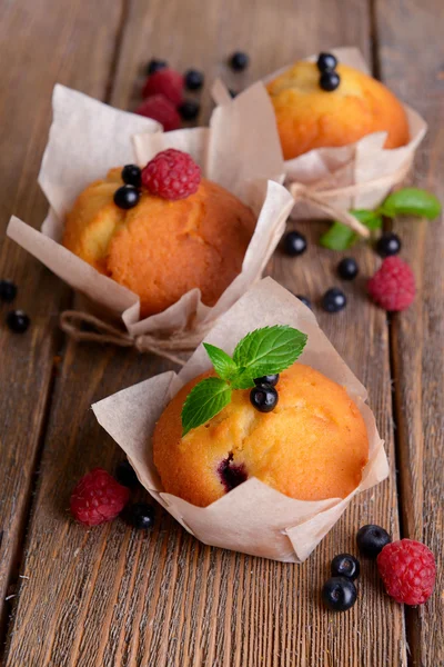 Cupcake gustosi con frutta in tavola primo piano — Foto Stock