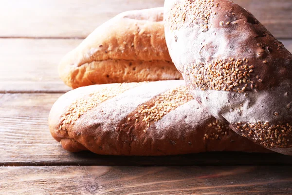 Frisches Brot auf Holzgrund — Stockfoto