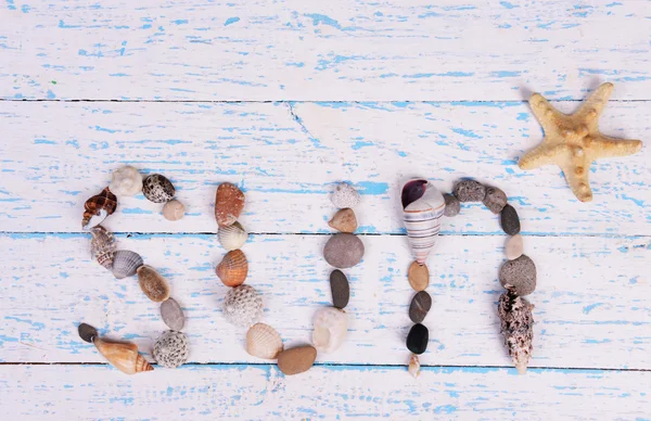 Wort Sonne aus Muscheln und Steinen auf Holzgrund — Stockfoto