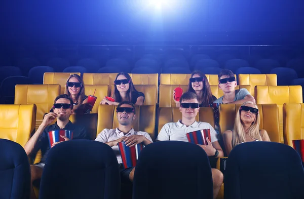 Folk som tittar på film på bio — Stockfoto