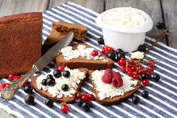 Bread with cottage cheese and berries on napkin close-up — Stock Photo, Image