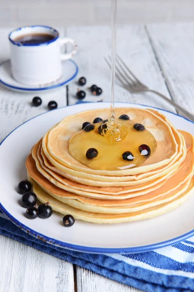 Dolci frittelle con bacche sul tavolo primo piano — Foto Stock