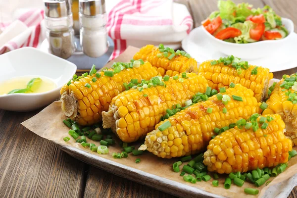 Grilled corn cobs on table, close-up — Stock Photo, Image