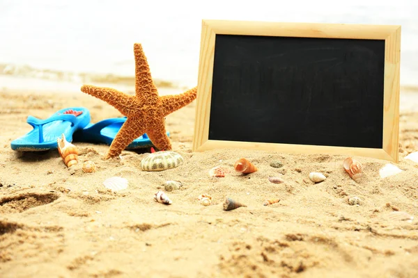 Lege schoolbord op strand — Stockfoto