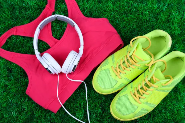 Urheilu vaatteet kengät ja kuulokkeet — kuvapankkivalokuva