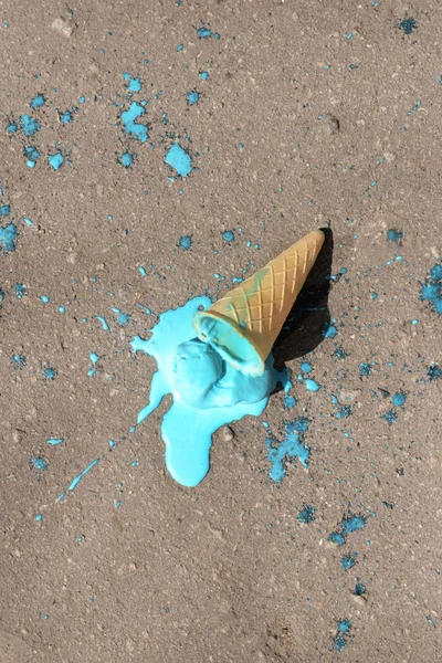 Helado cayó sobre asfalto — Foto de Stock