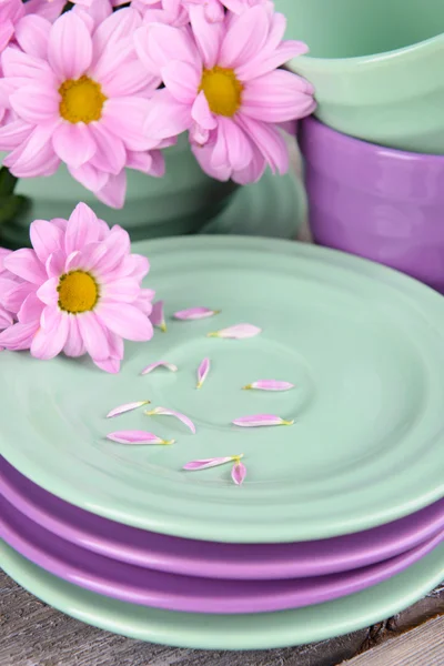 Bright dishes with flowers — Stock Photo, Image