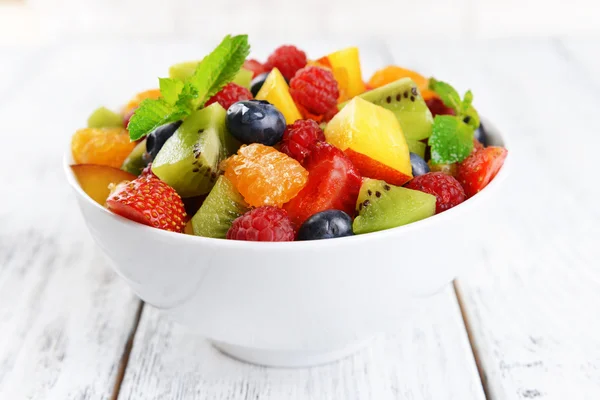 Herkullisia hedelmiä salaatti — kuvapankkivalokuva