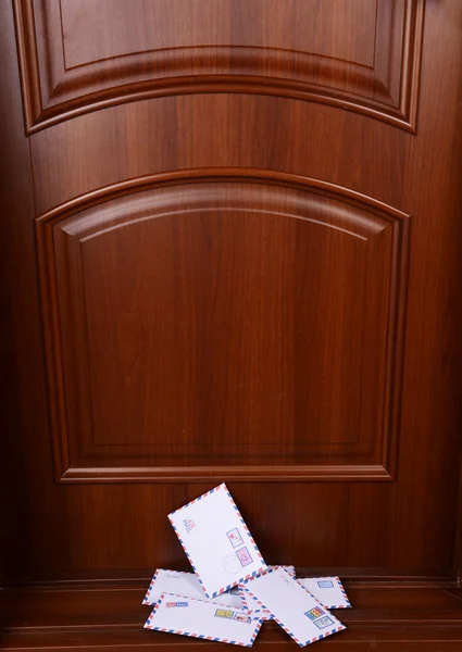 Cartas no chão à porta da frente — Fotografia de Stock