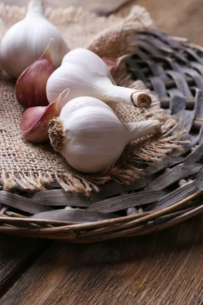 Frischer Knoblauch auf Weidenmatte — Stockfoto