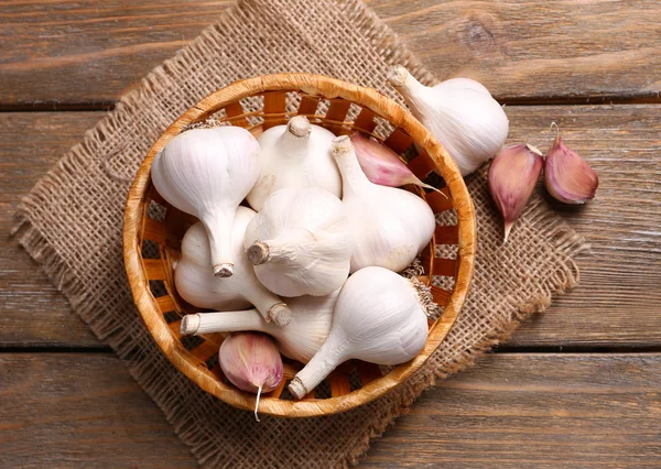 Fresh garlic in wicker basket — Stock Photo, Image