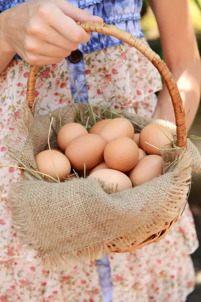 Huevos en canasta de mimbre —  Fotos de Stock