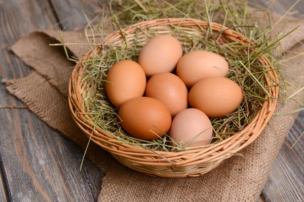 Huevos en canasta de mimbre — Foto de Stock