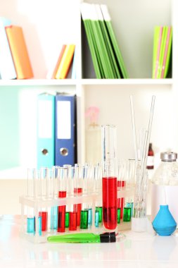 Laboratuvar arka plan üzerinde renkli sıvı ile farklı Laboratuar kapkacakları