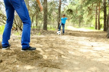 mutlu baba ve oğul parkta futbol oynama