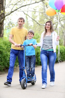 mutlu bir aile, parkta yürüyüş