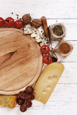 Boş tahta masa yakın çekim üzerinde peynir farklı türleri