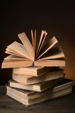 Tablo üzerinde eski kitaplar