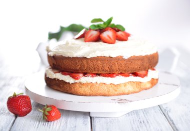 Çilekli bisküvi keki.