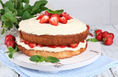 Çilekli bisküvi keki.