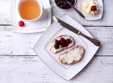 taze vişne reçelli ekmek