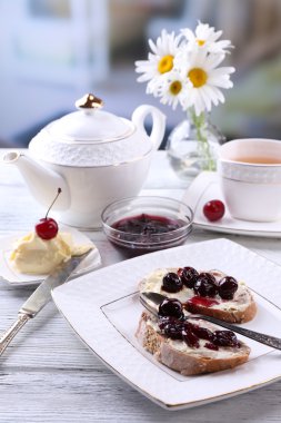 taze vişne reçelli ekmek