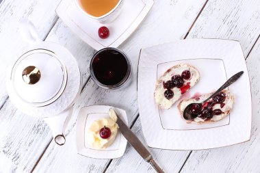 taze vişne reçelli ekmek