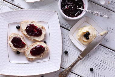 ahşap zemin üzerine taze tost ile ev yapımı tereyağı ve blackcurrant jam