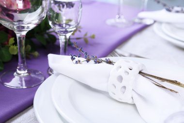 Lavanta çiçekleri ile yemek masası ayarı
