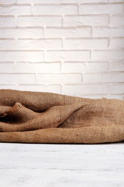 ahşap masa örtüsü ile